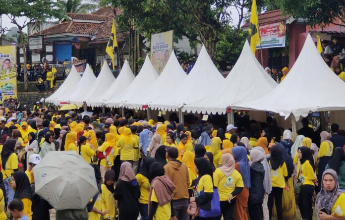 10.000 Ribu Paket Sembako Murah Ludes Digerudug Masa Partai Golkar 